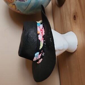 Peter Grimm black strawhat with floral band